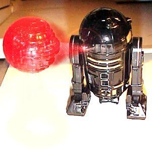 Star Wars R2-Q5 figure - photo copyright 2002 Earl Green / theLogBook.com